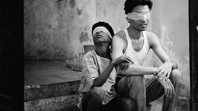 1987માં 'સલામ બોમ્બે' ફિલ્મના વર્કશોપ વખતે અભિનેતાઓ સરફુ અને ઇરફાન ખાનની તસવીર