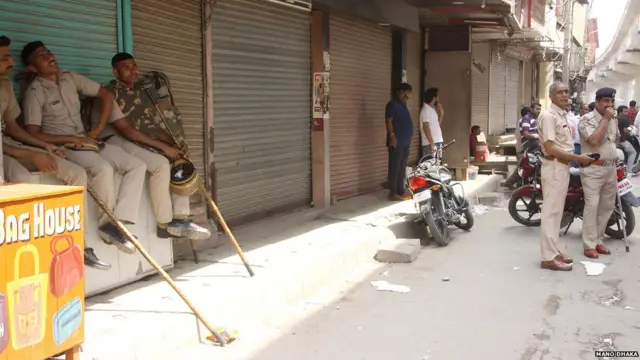 बंद के दौरान पुलिस