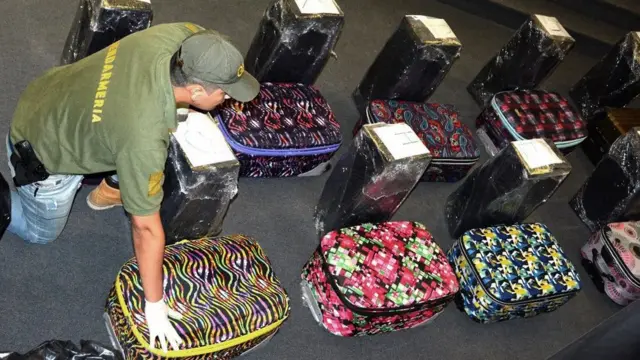 في شهر فبراير الماضي عرضت الشرطة الأرجنتينية الحقائب والكوكايين بداخلها