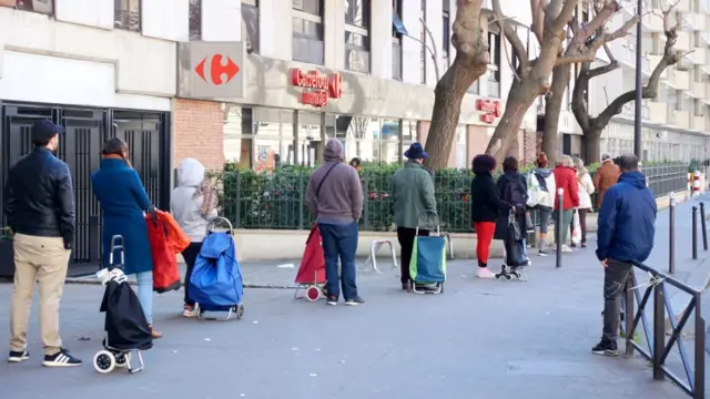Очереди растягиваются на кварталы - люди соблюдают дистанцию
