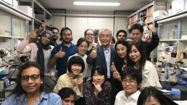 日本的本庶佑和学生在一起