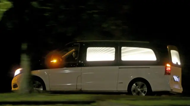 Катафалк выезжает из тюрьмы