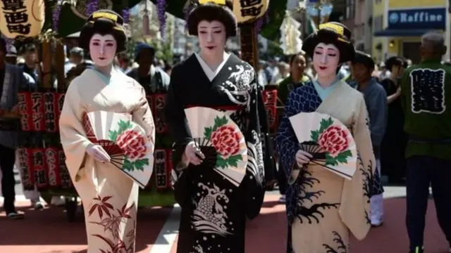 Kimono giymiş Japon kadınlar