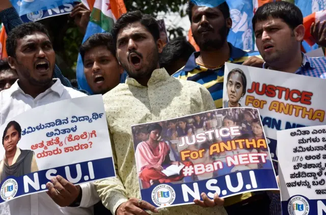 அனிதா இறந்த சில நாள்களில் 2017 செப்டம்பரில், என்.எஸ்.யு.ஐ. அமைப்பினர் பெங்களூருவில் நடத்திய நீட் எதிர்ப்பு ஆர்ப்பாட்டம்.