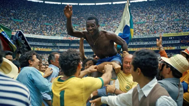 Pelé célèbre la victoire de la Coupe du monde au Mexique en 1970.