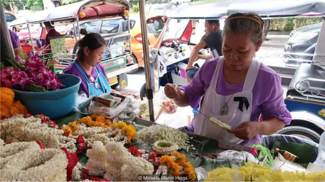 शनिवारी विक्रेते जांभळ्या रंगाचे कपडे परिधान करतात.