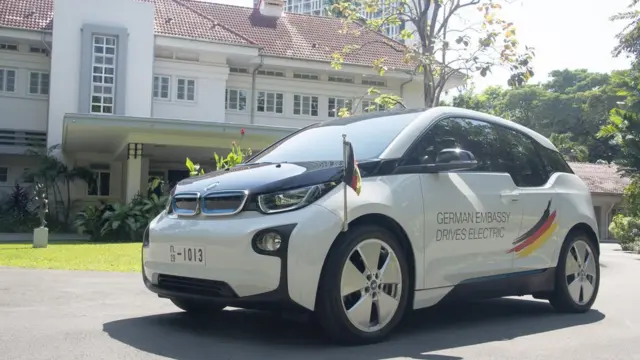 รถยนต์ขับเคลื่อนพลังไฟฟ้า 100% ที่สถานทูตฯ ภาคภูมิใจ