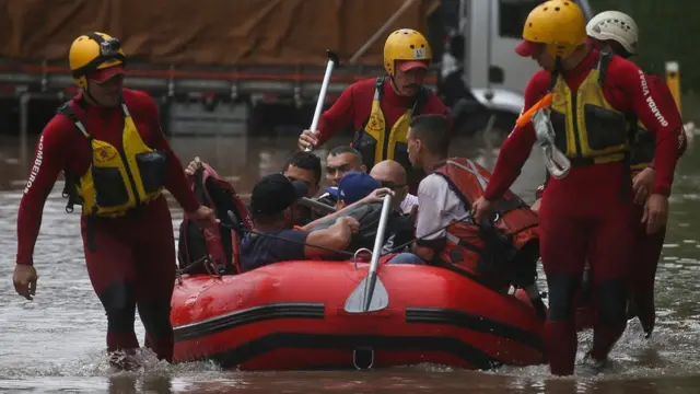 Bombeiros usam bote para resgatar pessoas ilhadasslots que pagamenchente