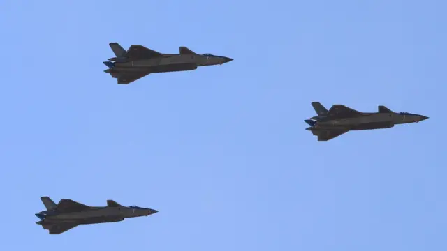 歼击机梯队的歼-20战机，该战机由中国自主研发。