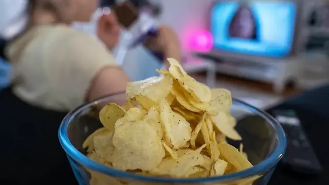 Porcija čipsa u providnoj zdeli