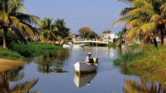 Hombre en una lancha en Belice