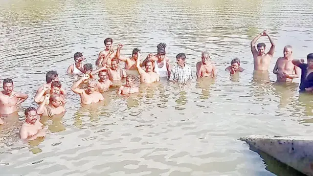 குளத்திற்குள் இறங்கி விவசாயிகள் அரை நிர்வாண போராட்டம்