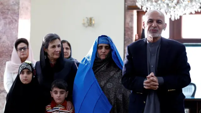 Gula (de azul, no meio) foi recebida pelo presidente afegão, Ashraf Ghani (à dir.)