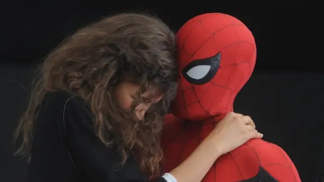 توم هولاند وزيندا في مجموعة سبايدر مان