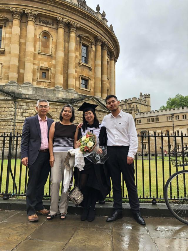 Georgina Quach (thứ hai từ phải) và gia đình tại Đại học Oxford