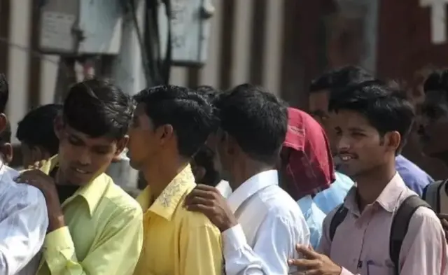 வரிசையில் காத்திருக்கும் இளைஞர்கள்