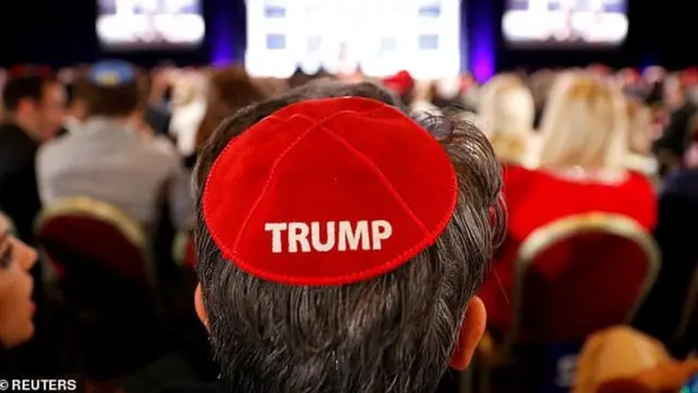 Yahuudda oo taageeradooda ay u hayaan Trump ku muujiyey Koofida ay xirtaan