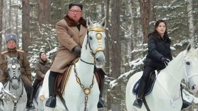 金正恩再度高調率領夫人李雪主