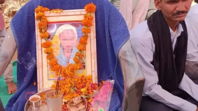 ਆਸ਼ਾ ਦੇਵੀ ਬੈਰਾਵਾ ਦੀ ਤਸਵੀਰ ਨਾਲ ਬੈਠੇ ਲੋਕ