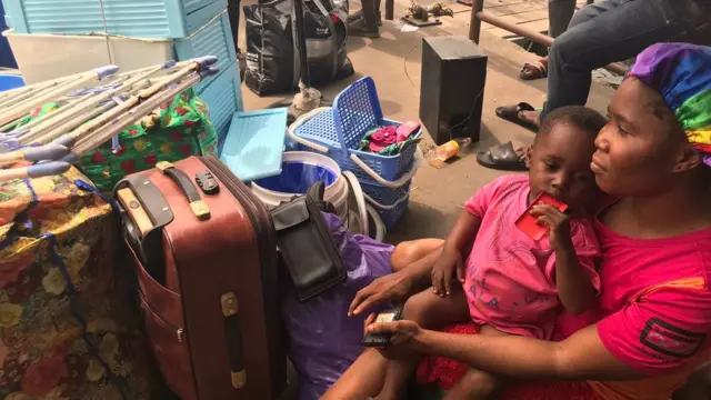 Awọn olugbe agbegbe Tarkwa Bay ti wọn di ẹru wọn silẹ