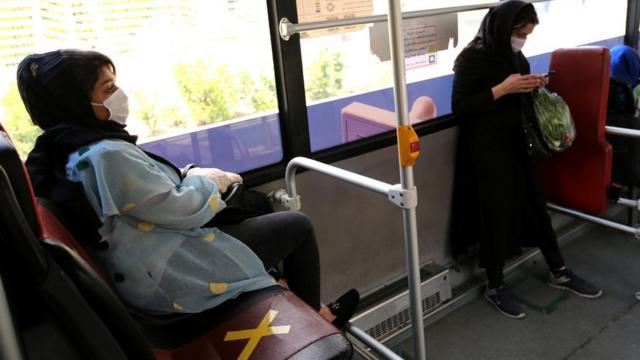 В автобусе в Тегеране держат дистанцию