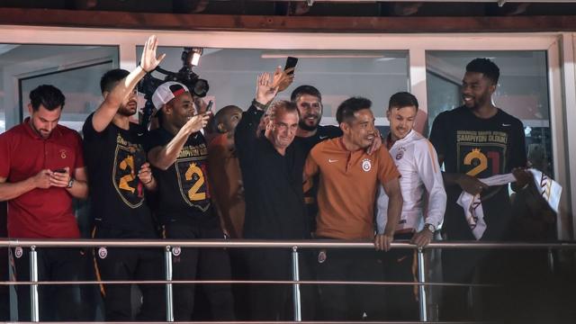GS Teknik Firektörü Fatih Terim ve futbolcular, gece İstanbul Florya'daki Metin Oktay tesislerinde taraftarları selamladı.