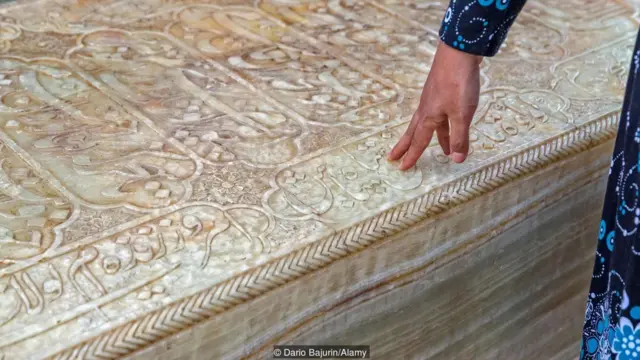 มือคนแตะที่โลงศพ