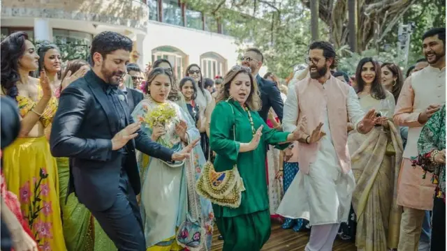 फरहान अख्तरच्या विवाहाला हृतिक रोशन, फरहा खान यांचीही उपस्थिती होती.