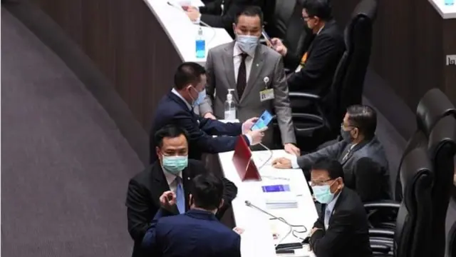 หัวหน้าและเลขาธิการพรรคภูมิใจไทยพูดคุยกับลูกพรรคในระหว่างการประชุมสภา เมื่อ 9 มิ.ย.