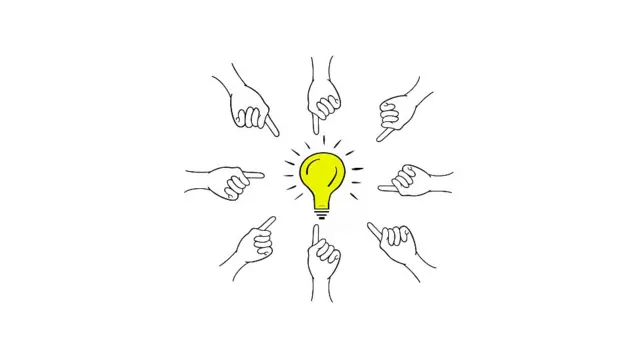 محموعة من الأيدي تشير إلى مصباح كهربائي
