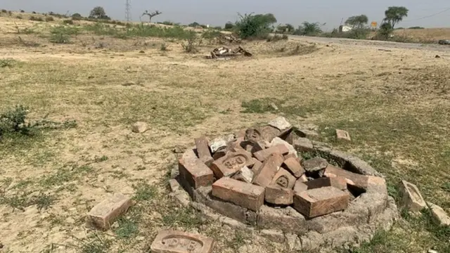 Esses tijolos cercam o local onde havia sido plantada uma mudaestrela bet 5 reaisUttar Pradesh