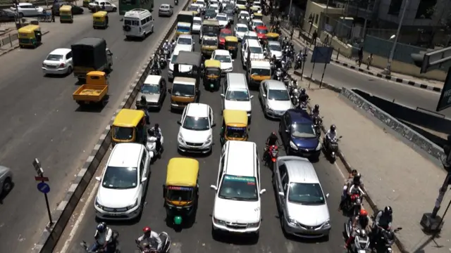 రోడ్డుపై వాహనాలు