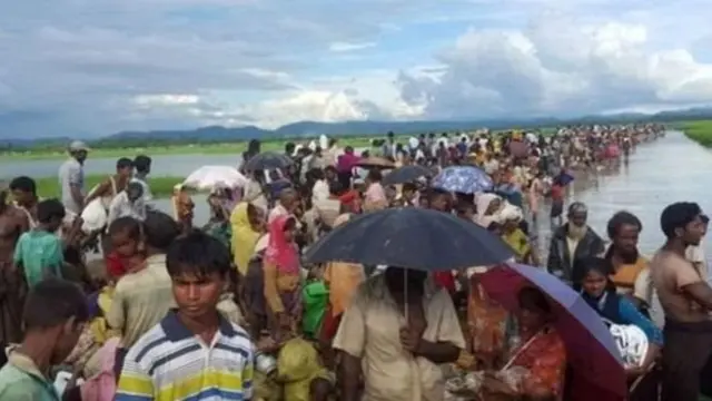 রাখাইন প্রদেশের রোহিঙ্গা গ্রামগুলো জ্বালিয়ে দেয়া হয়েছে