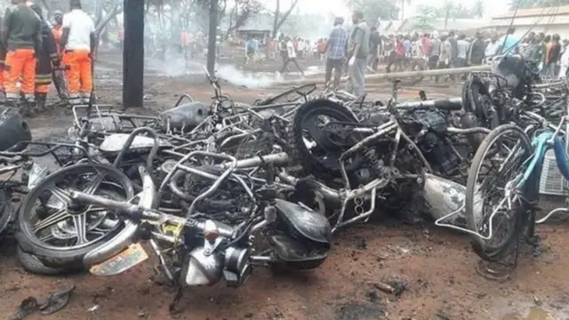 Baadhi ya waliochomeka na wafanyakazi wa boda boda waliojaribu kufyonza mafuta kutoka kwa lori hilo