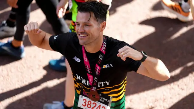 ロンドン・マラソンに4万2000人参加 コスプレも盛り上がり - BBCニュース