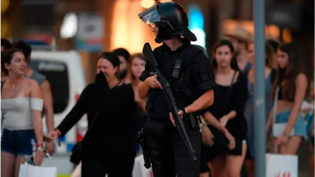 Вооруженный полицейский