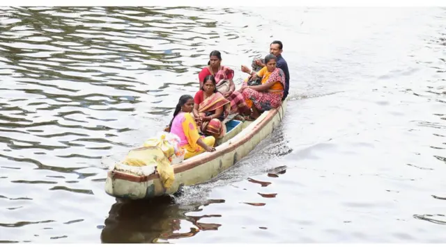 ชาวบ้านในอินเดียขณะเกิดน้ำท่วม