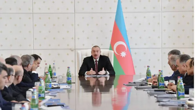 İlham Əliyev iclasda çıxış edir