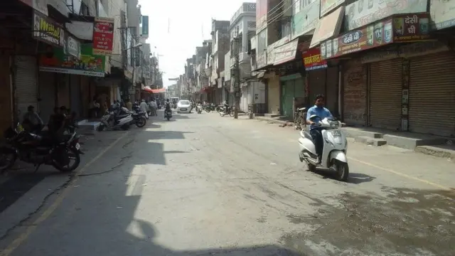 પ્રદર્શન કરનારા લોકો.