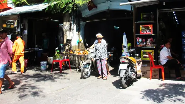 Tiệm ăn lề đường Hàm Nghi.