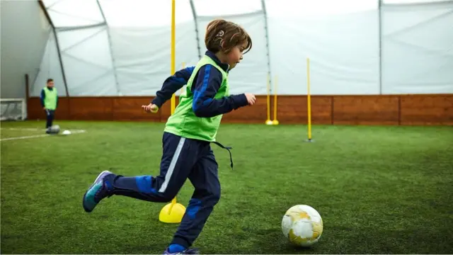 طفل يلعب الكرة