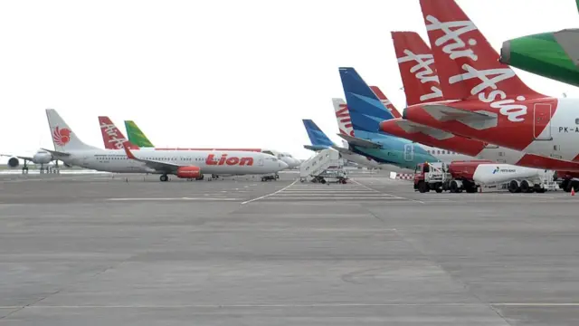 Sejumlah pesawat udara berada di kawasan Bandara Internasional I Gusti Ngurah Rai, Bali, Senin (23/03).