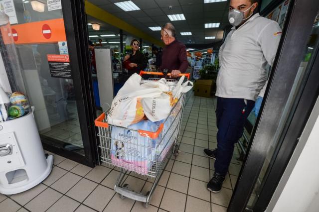 Supermercado de Corigliano en Calabria, Italia, el 10 de marzo de 2020.