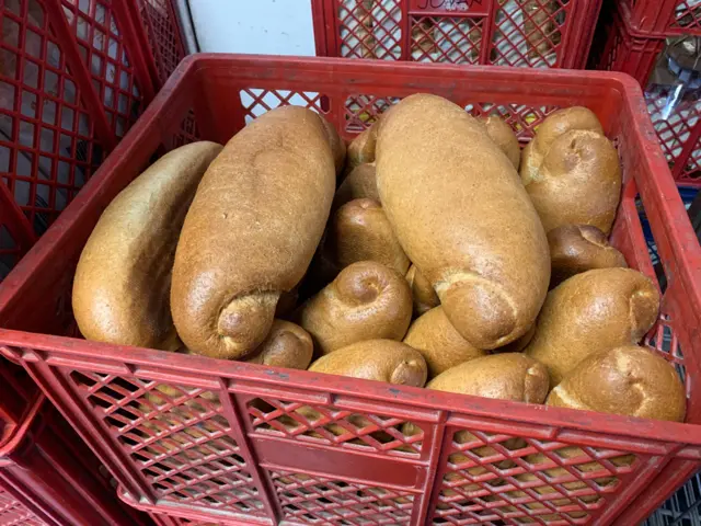 vekne hleba u gajbici