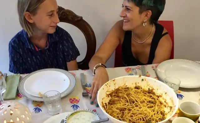 Des Italiens à une table où l'on sert du "suugo suqaar" et du "baasto" à Palerme, en Sicile - Italie, 2019.
