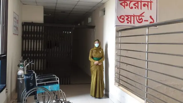 কুর্মিটোলা জেনারেল হাসপাতালের করোনা ইউনিটে দায়িত্ব পালন করেন তেরেসা বাড়ই।
