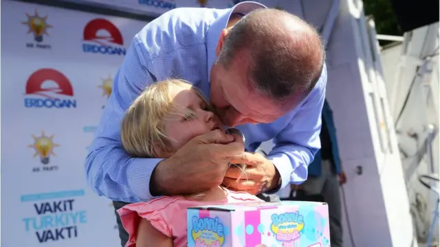 Cumhurbaşkanı Erdoğan, sahneye çıkan bir kızı öptü ve seçim öncesi çalışma sözü aldı