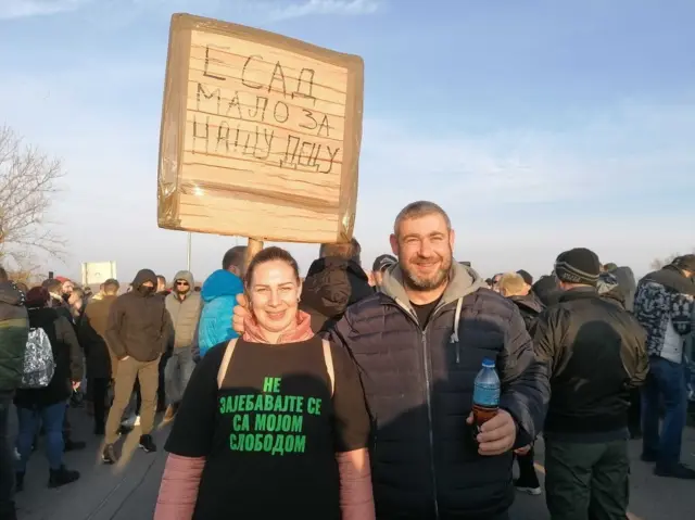 Demonstranti su nosili i brojne poruke i transparente upućene nadležnima.