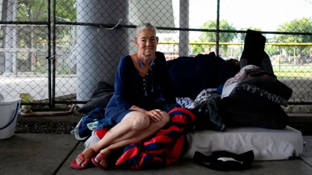 Una mujer sin techo en una calle de Miami.