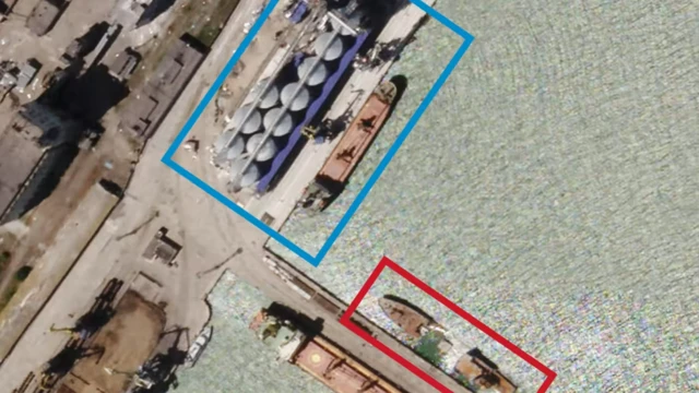 ترسو ليدي أوجوستا ، وهي سفينة شحن ترفع علم جامايكا (موضحة باللون الأزرق) ، بجوار صوامع الحبوب ماريوبول.